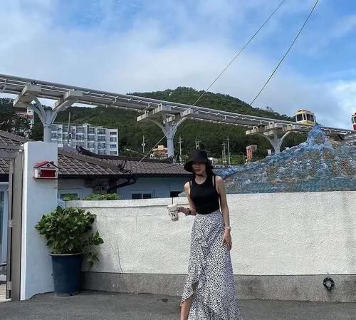 搭配|真正有品味的女人,穿“半身裙”都这样搭上衣,优雅更显品味