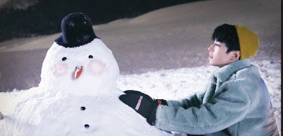 尼格买提也关注王俊凯的童年,在他面前提新加坡的梗,粉丝也补刀