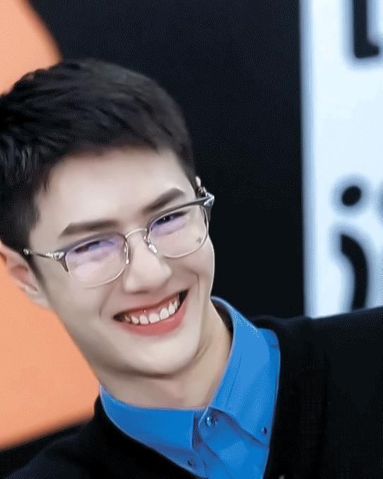 路透照|王一博以为没镜头，玩偶套头上就算了，再看他手上：本性藏不住了