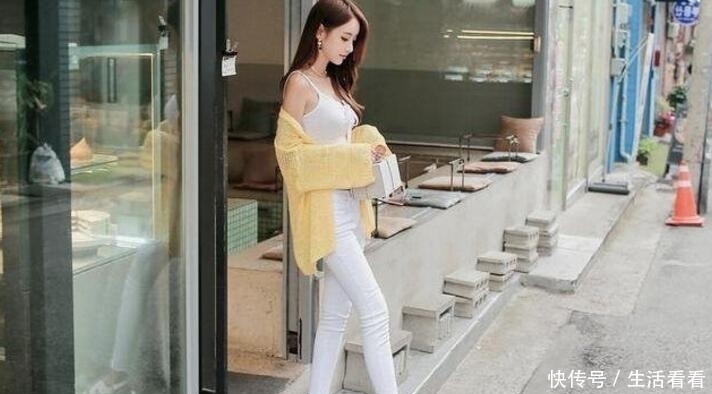 身姿|高挑迷人的打底裤美女,轻松穿出女神范,尽显苗条的身姿。