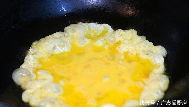 春天就馋吃这菜，炒鸡蛋比韭菜好吃，多加这一步嫩滑可口