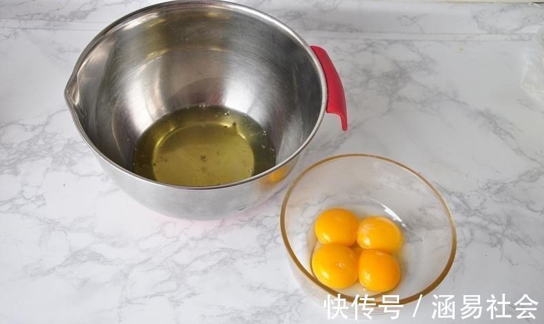蜂蜜蛋糕|四个鸡蛋一碗面粉，做出妈妈爱吃的蜂蜜蛋糕，的确是小时候的味道