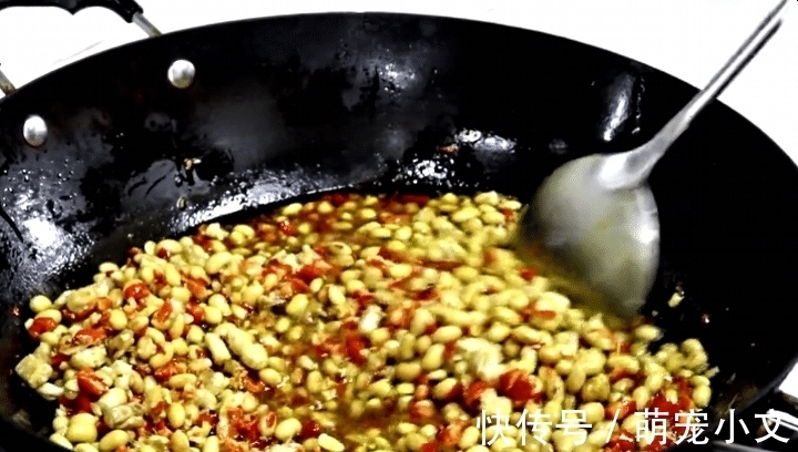 自己在家做黄豆酱,不放任何添加剂,酱香味浓郁,比买的还好吃