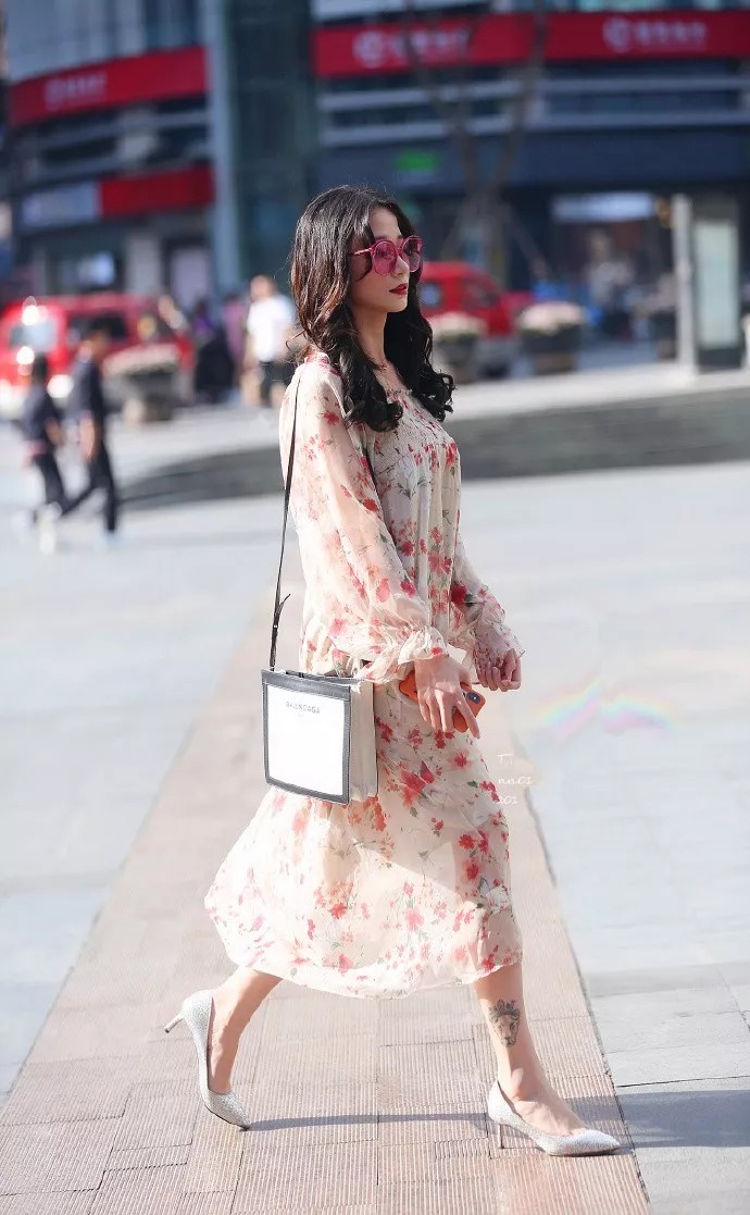 女性|女性穿上高跟鞋, 打造出无与伦比的美丽