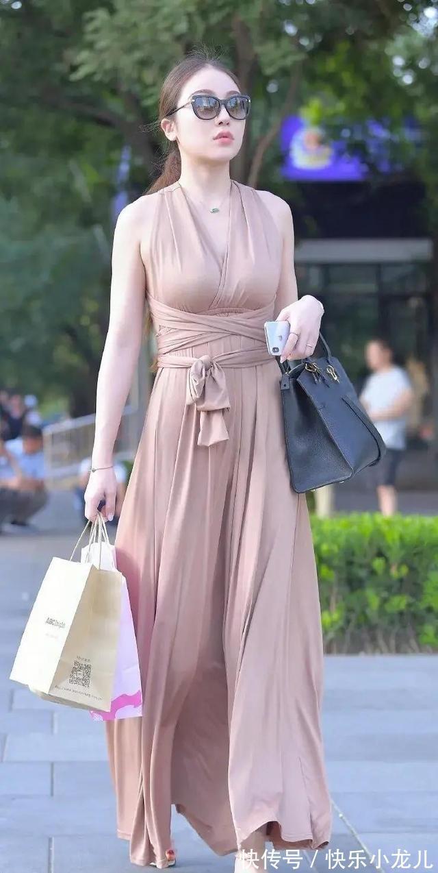包臀 束腰包臀的连衣裙,选择简单个性的着装,显瘦增高