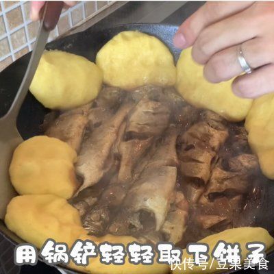 巨下饭|#巨下饭的家常菜#丰富餐桌味之酱烧小黄鱼贴饼子