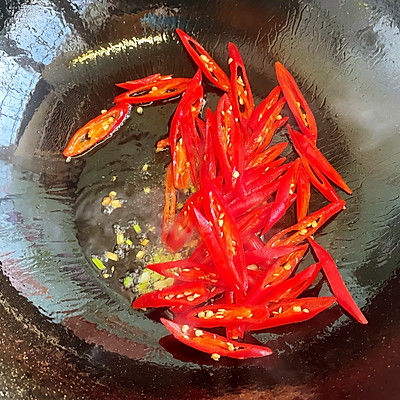 第一次尝试蒜苗炒豆腐皮，没想到这么好吃