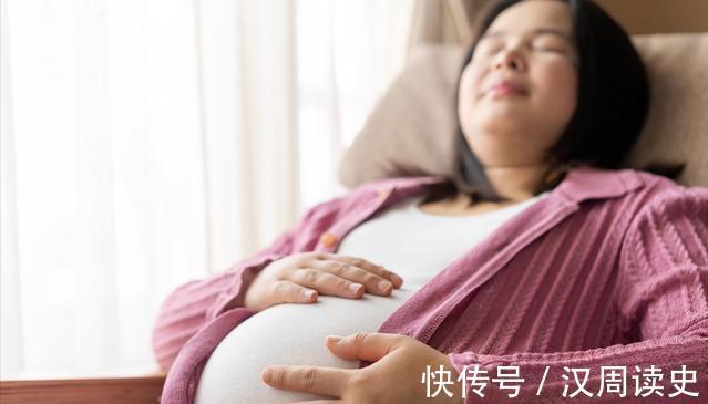 怀孕|孕妇睡觉时会压到胎儿吗？孕期睡眠姿势有讲究，孕妈早了解别做错