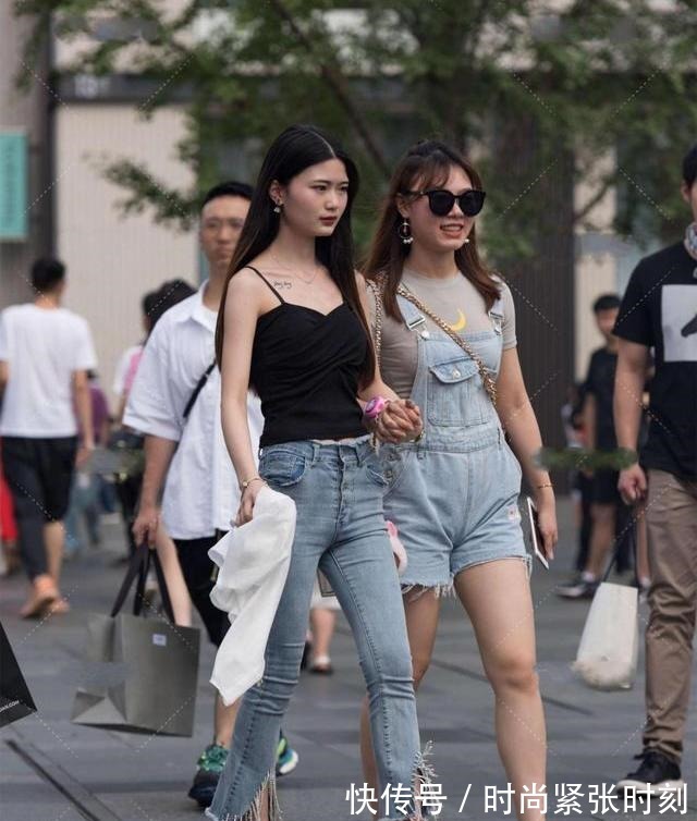 背心 黑色背心,简洁大气,搭配牛仔喇叭裤,独特的裤子更显时尚!