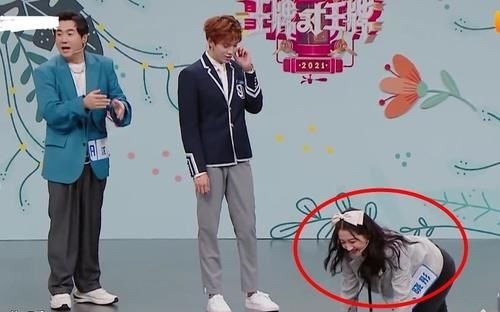 男嘉賓|關曉彤穿緊腿褲趴地上玩游戲,誰注意身后男嘉賓的表情?眼都看直了