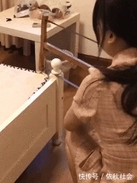 |搞笑GIF：妹子你这样挎包，把旁边的大姐看懵了