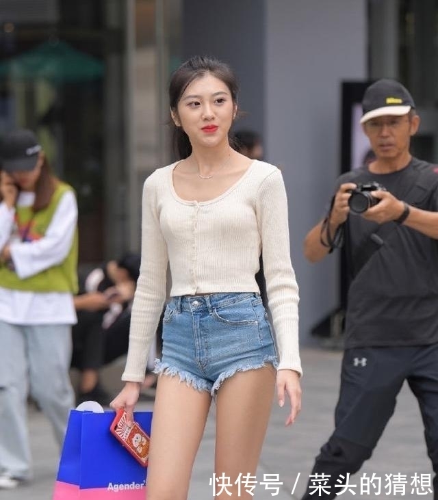小姐姐白色针织衫搭配牛仔短裤,挡不住的清新气质