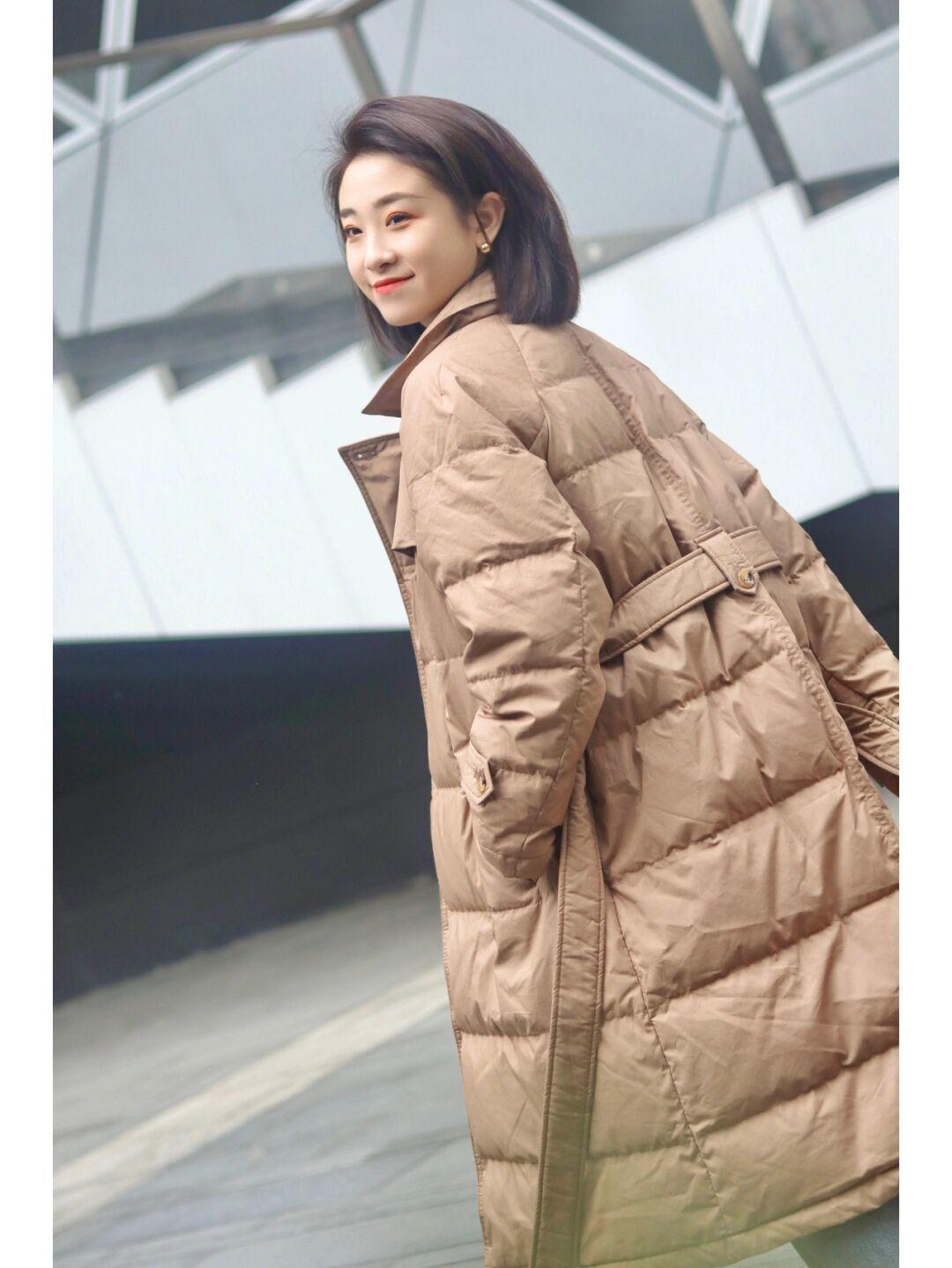 大衣 这个冬天一定要做好保暖工作,棕色羽绒服+直筒牛仔裤,休闲又百搭!