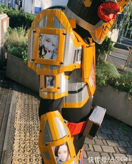 奇葩|日本小哥拿13位前女友照片cos帝王剑,网友吐槽:难怪都分手了