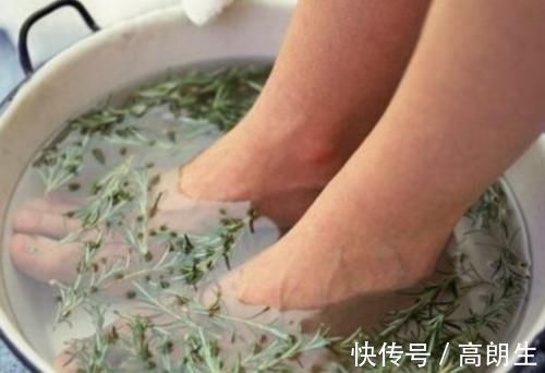 泡脚|经常用艾叶泡泡脚,坚持7天后,2种喜人变化“不请自来”!