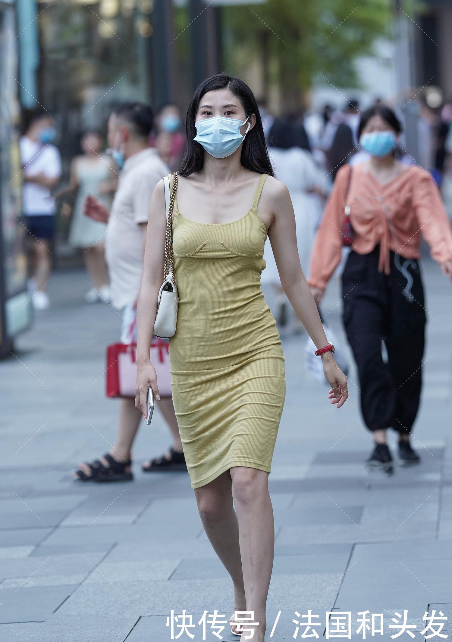 包包|黄灰色裹身裙走“怀旧风格”,白色包包美的出众,背面设计简约大方又时尚