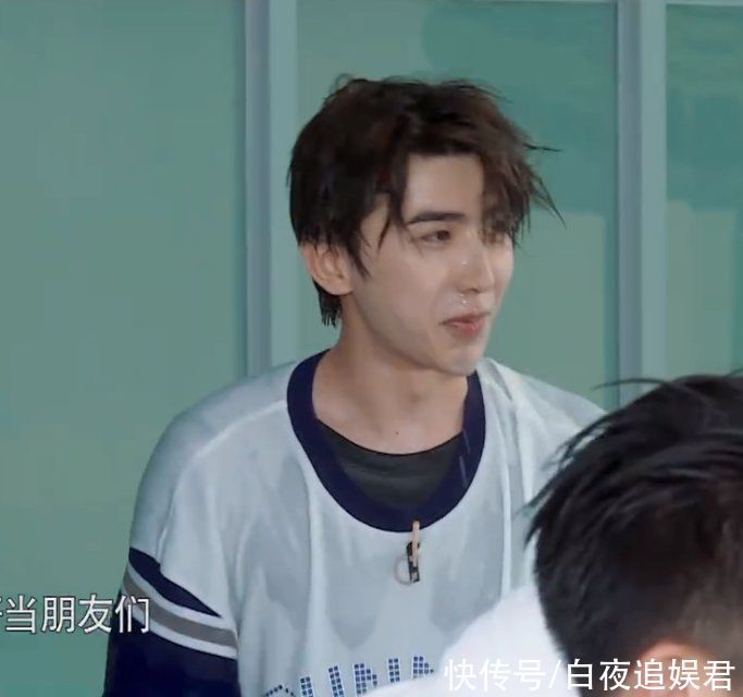 天花板|蔡徐坤在《跑男》中下水,脱妆之后素颜引热议,简直是内娱天花板