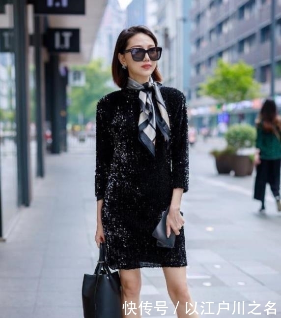 美女|街拍美女:身材与长相俱佳的小姐姐,紧身裙穿搭,时尚又亮眼!