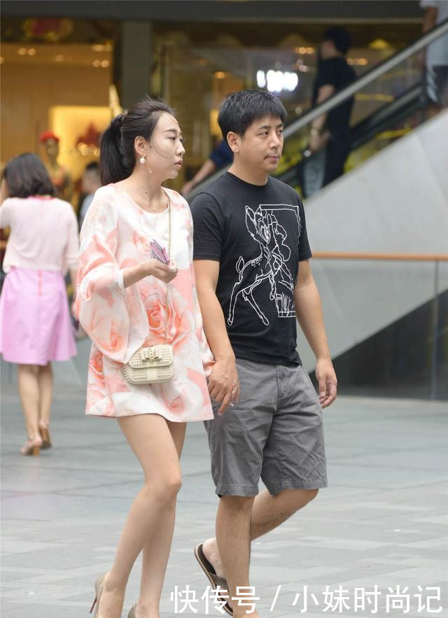 好看|街拍:为什么姑娘喜欢尖头细跟鞋, 特别是10厘米的, 因为真的好看