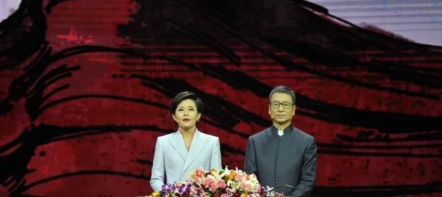 敬一丹：正式告别央视《感动中国》，接班人王宁将搭档白岩松主持