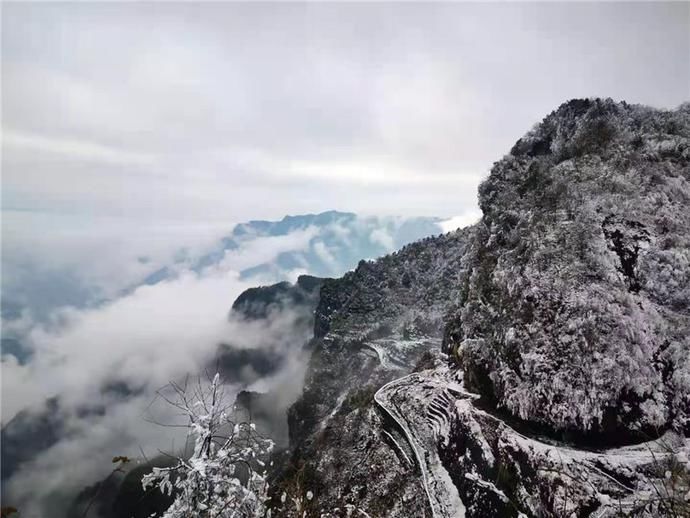 老年|巫山：春雪纷飞景如画