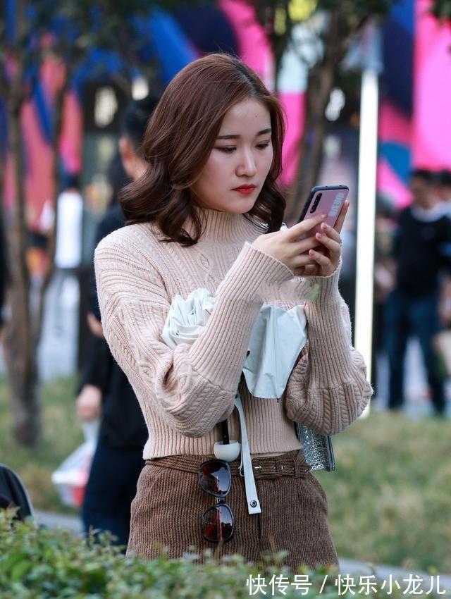 百褶裤 咖色短裤搭黑色半靴,优雅而不失吸引力,大方又很有精致感