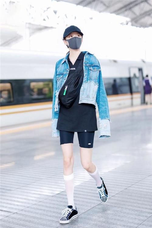 今年火了一种穿法，叫“卫衣+单车裤”，时髦新潮，明星都上头了