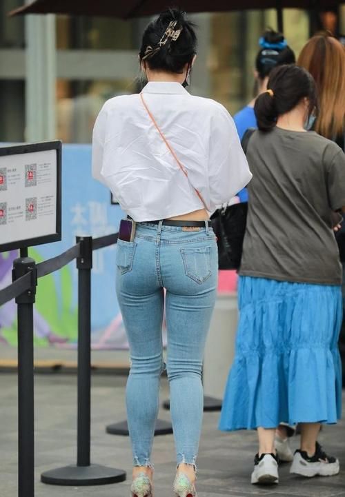 运动衣+牛仔裤的混搭风，让你轻松收获好身材，美出靓丽自信感