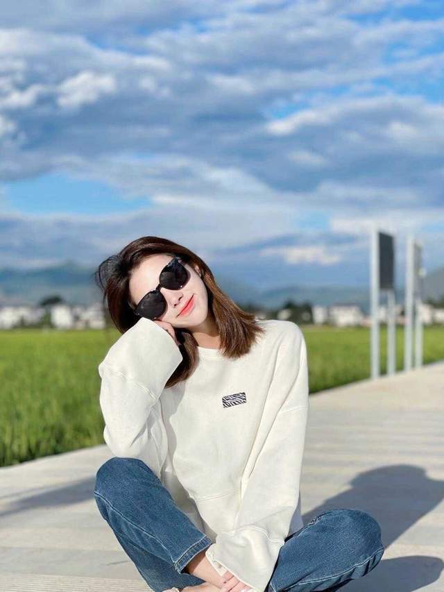 穿搭|秋季怎么穿舒适又洋气?白色卫衣搭配牛仔裤简约大气,减龄时髦