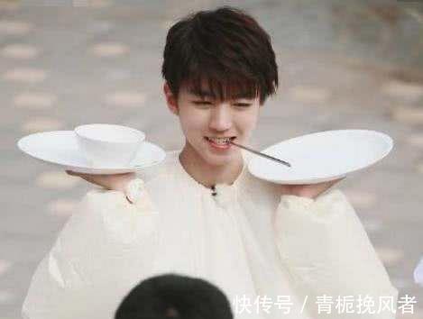 王俊凯|王俊凯和她手牵手,小凯不仅没有害羞,还笑得可甜了