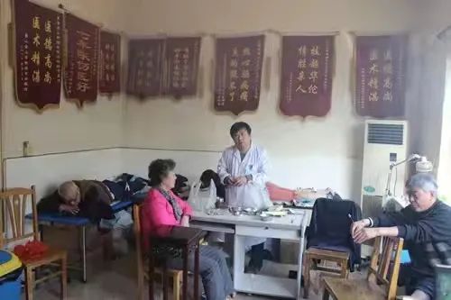 地铁|万幸！男子抱昏迷妻子地铁上哭喊求救，有人大喊“我是医生”