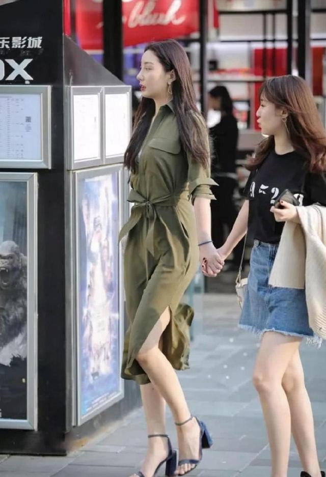 打底裤 灰绿色风衣式连衣裙,帅气中带有几分时尚,还特别的协调