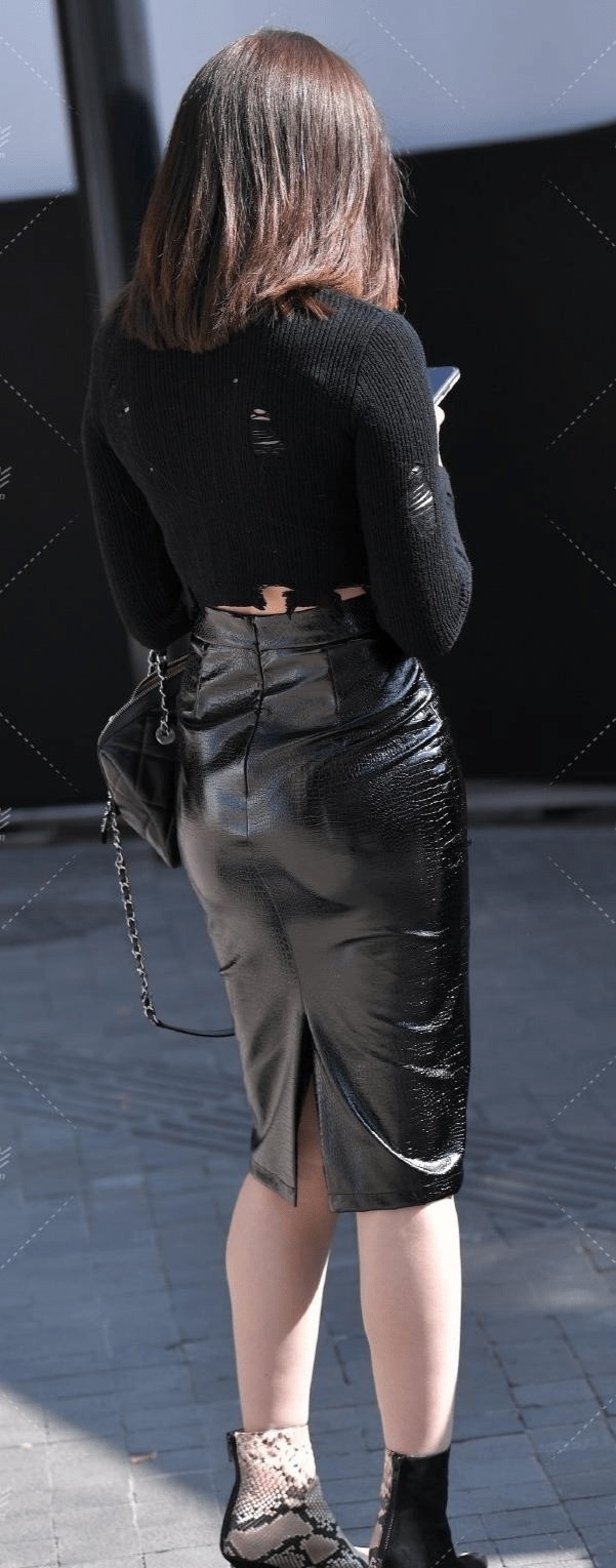 街拍|美女街拍:精美“皮裙”搭配短款上衣,让人快速了解你的品味!
