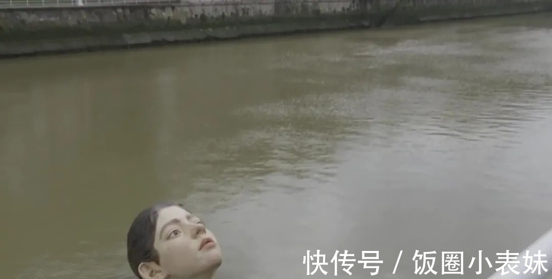 超现实主义@雕塑圈再出“魔性”创意,水中浮现的女孩,是吓人还是艺术?