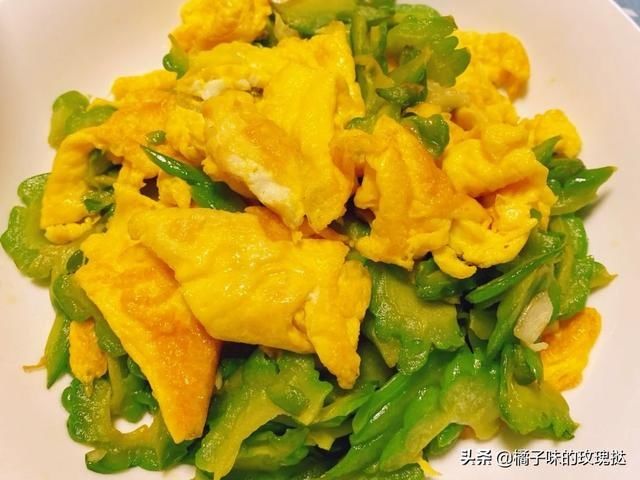 苦瓜炒鸡蛋|餐桌上的家常菜必备：苦瓜炒鸡蛋，清蒸银鳕鱼，黑椒牛排炒鹿茸菇
