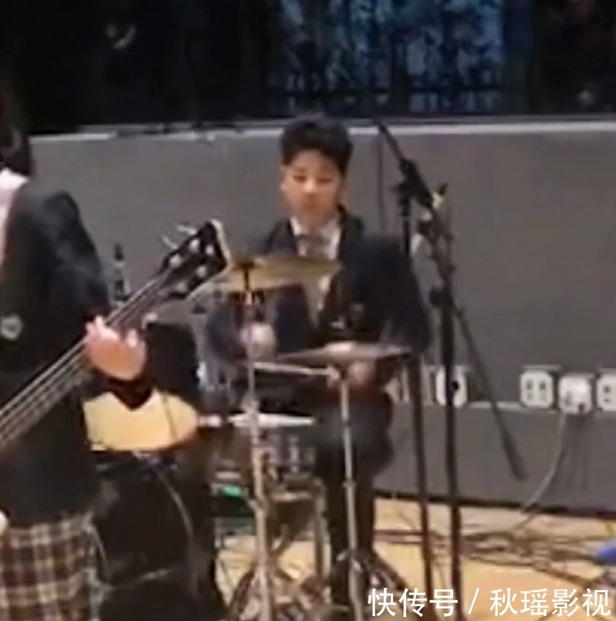 爸爸去哪儿 好久不见:还记得《爸爸去哪儿》的石头吗?如今比老爸郭涛还高…