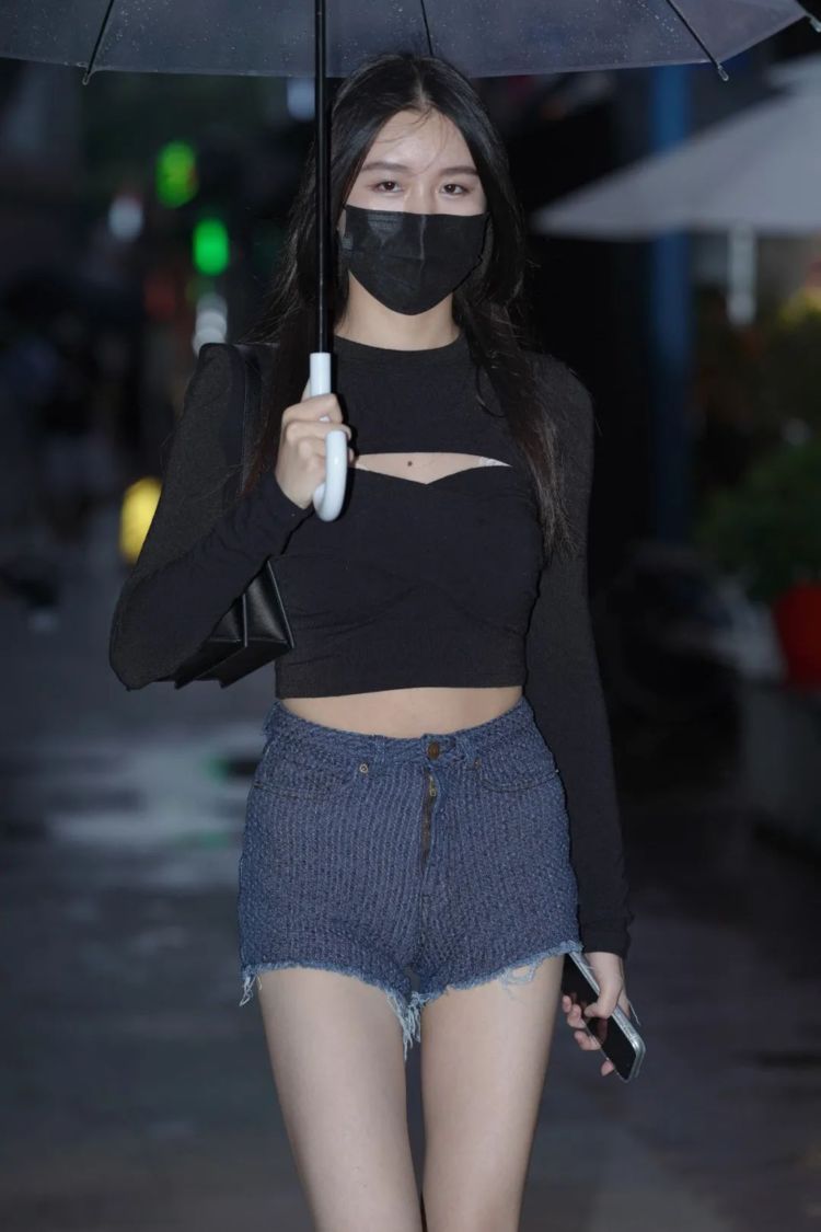 黑色 黑色上衣,与牛仔裤搭配,清新舒适,尽显霸气御姐范