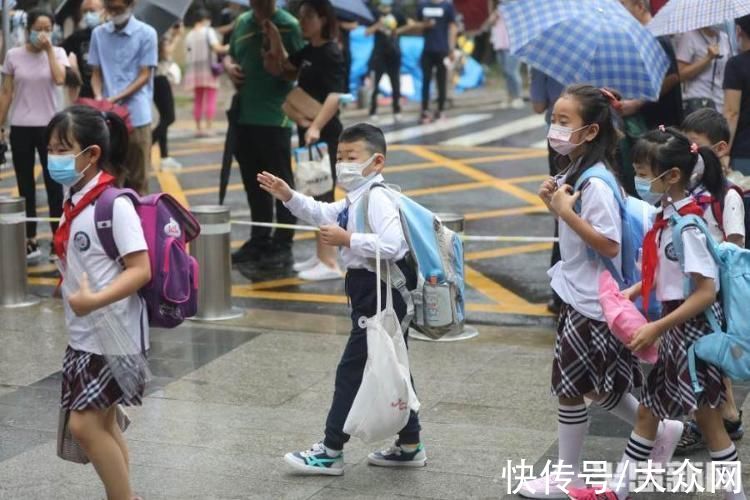 入学|一年级“小萌新”雨中入学