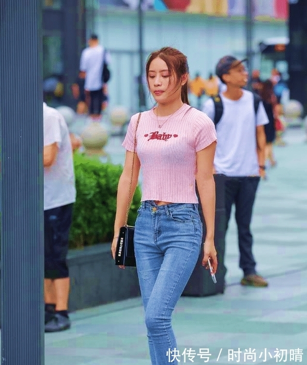 针织T恤 粉色针织T恤加九分牛仔裤,简单又有活力,让人显得轻盈灵动