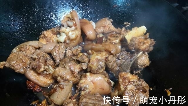 拌饭|这蒸菜我家一周做3次,食材炒下蒸一蒸软嫩鲜香,汤汁拌饭真得劲