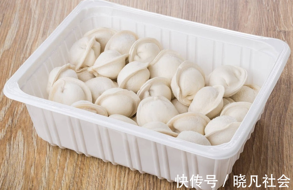 速冻饺子,用冷水煮好还是开水煮好?学会这样做,饺子劲道不破皮