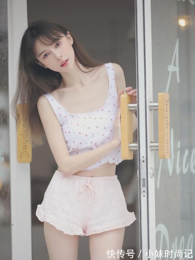 碎花 白色碎花吊带背心搭配短裤,美女清新自然,又透出成熟的韵味