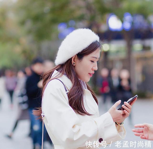 美女戴白色贝雷帽, 脱去风衣, 更加凸显迷人的女性魅力