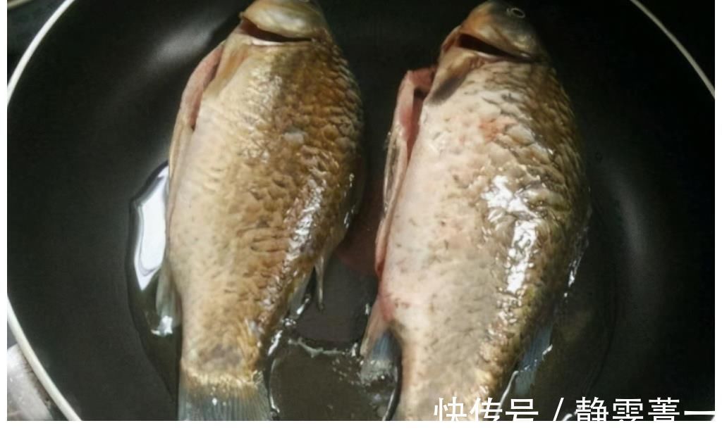 煎鱼|煎鱼粘锅还掉皮？别再撒盐和拍粉，只需记住2点，鱼肉嫩滑还不黏