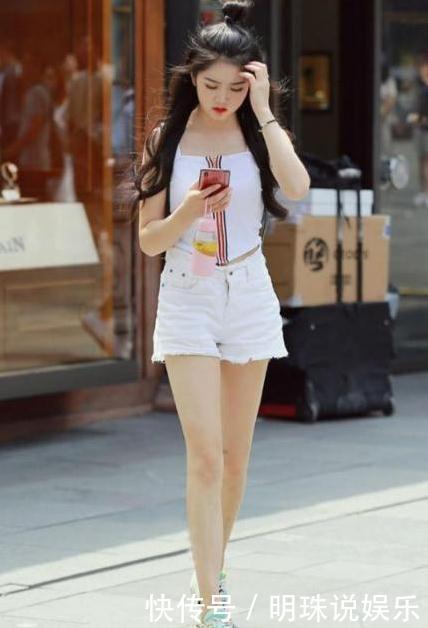 街拍|街拍两位穿搭时尚新潮的小姐姐，肌肤如玉，尊贵优雅显大气