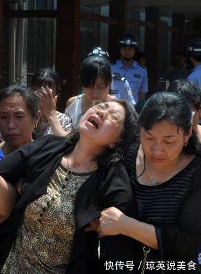 婆婆|孕妇顺产5个月后又怀上了,婆婆跪地求生下来,孩子出生妈没了