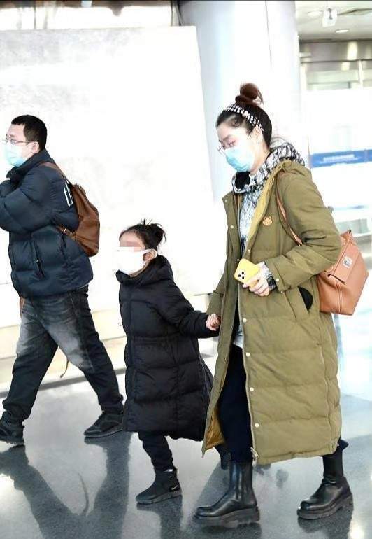 玲花一家三口走机场,老公罕露面气质儒雅,7岁女儿扎马尾好俏皮