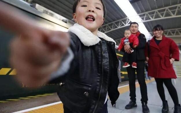 父母|他是我的孩子，我不会放过他两位爸爸“刻骨铭心式”惩罚熊孩子