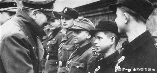 德国|德国投降前,跟希特勒最后握手的德国少年兵,他的结局如何
