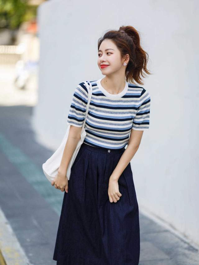 衬衫搭配|梨形身材和微胖女孩的福利,蓝色衬衫搭配白色半身裙,时髦大气